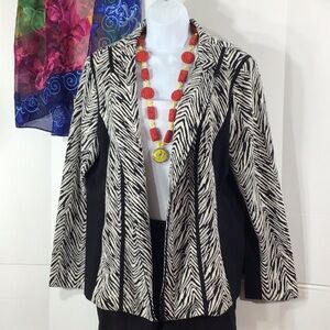 Chico’s b/w knit zig zag patterned jacket XL